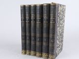 un lot de cinq livres anciens empilés les uns sur les autres