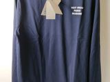 chemise bleu marine à manches longues avec un col blanc et un col blanc