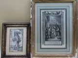deux photos encadrées posées sur une étagère au-dessus d'un tableau