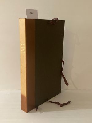 un livre ouvert posé sur une table blanche, près d'un mur blanc