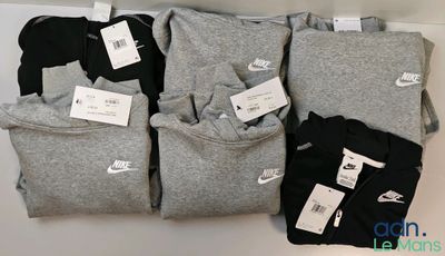 plusieurs paires de t-shirts Nike pour homme exposées dans un magasin