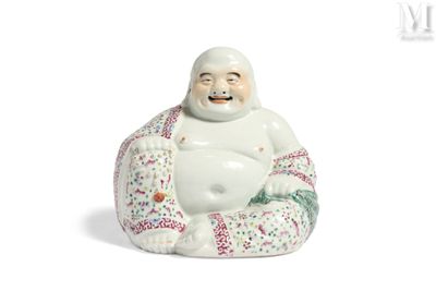 une figurine représentant un Bouddha souriant assis sur un coussin