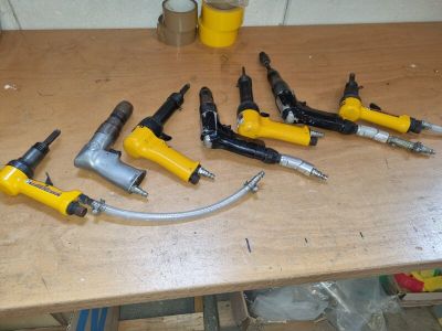 un grand nombre d'outils posés sur une table