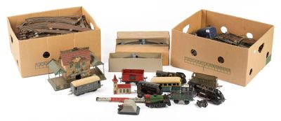 de nombreux petits trains miniatures dans des boîtes, posés sur une surface blanche