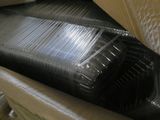 de nombreux récipients en plastique empilés les uns sur les autres
