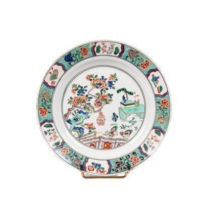 l'image d'une assiette ornée de fleurs et d'oiseaux
