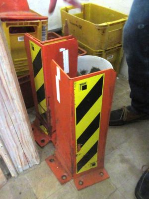 un homme debout à côté d'un tas de matériaux de construction