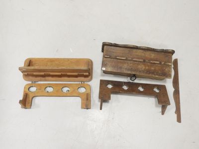 deux morceaux de bois posés sur une table