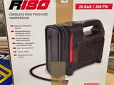 une photo d'un carton contenant un compresseur d'air portable posé sur une étagère