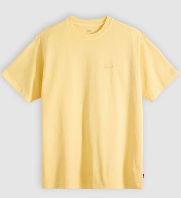 un homme portant un t-shirt jaune avec un petit logo rouge sur la poitrine