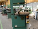 une machine qui se trouve dans une pièce avec d'autres machines