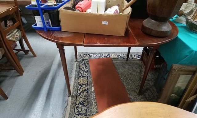 Table à volets en acajou, pieds fuselés à roulettes, deux rallong...
