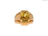 une image représentant une bague sertie d'un saphir jaune