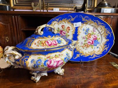 deux plats bleus et dorés posés sur une table en bois