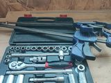 un ensemble d'outils posé sur une table