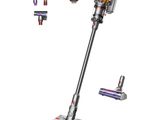 gros plan d'un aspirateur sans fil avec divers outils