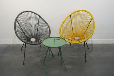 deux chaises et une table dans une pièce aux murs blancs