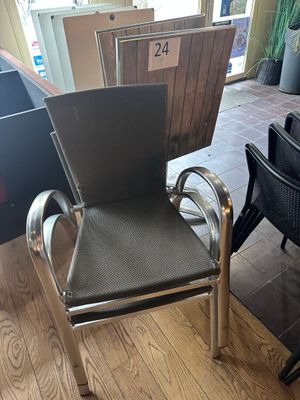 une chaise qui se trouve au milieu d'une pièce
