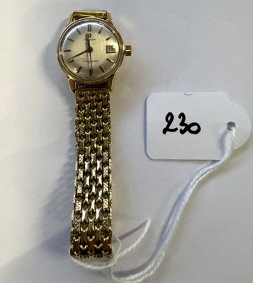 une montre en or avec une chaîne et une étiquette de prix