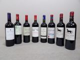plusieurs bouteilles de vin sont alignées sur une table