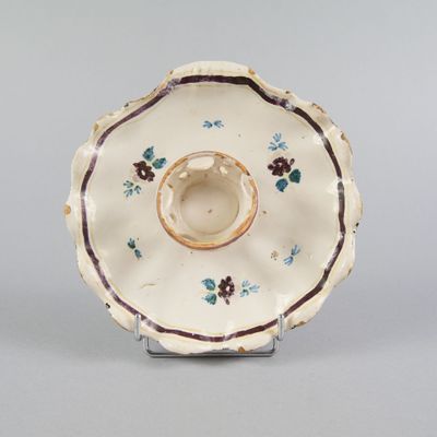 une image représentant une petite assiette ornée d'un motif floral