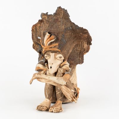 une image représentant une sculpture d'une femme avec un oiseau sur la tête