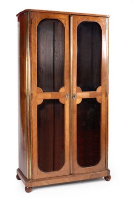VITRINE en placage de bois de rose à décor de frisage, ouvrant par deu - Photo 1
