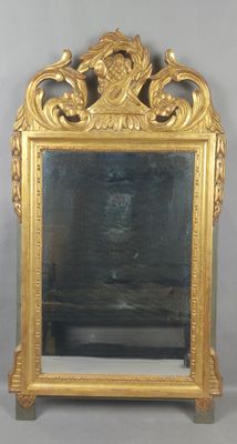 un miroir posé sur un pied dans la pièce