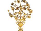 un vase doré contenant des fleurs, sur fond blanc
