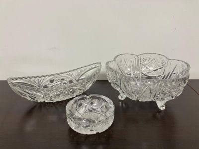 trois bols en verre et un bol posés sur une table en bois