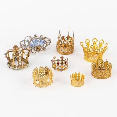 six paires de bagues en forme de couronne, en or et diamants