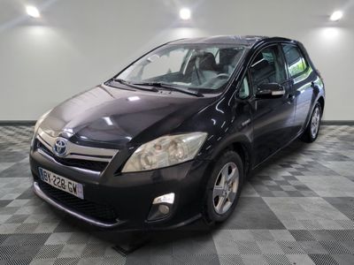 une photo d'une Toyota Sienna noire garée dans un garage