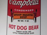 Boîte de soupe Campbell's contenant des haricots « hot dog » et des petites rondelles de saucisse de Francfort