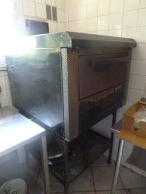 un four qui se trouve dans un coin de la cuisine