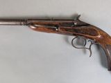 un vieux fusil exposé sur une table