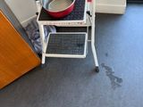 une petite table sur laquelle est posée une casserole, près d'une porte