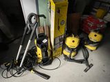 un grand nombre d'outils posés sur le sol