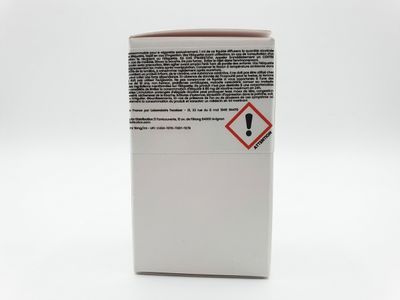 une boîte blanche sur laquelle est apposée une étiquette rouge et noire