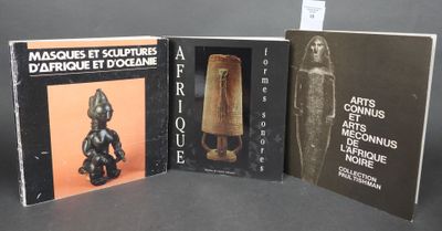 trois livres consacrés à l'art et à la sculpture exposés devant un fond gris