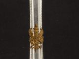 un vase en or et en argent posé sur une table