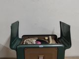 une boîte verte posée sur une table en bois