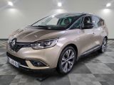 l'avant d'une voiture beige est garé dans une pièce