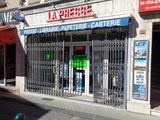 une devanture de magasin avec une enseigne sur la façade