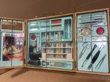 une mallette ouverte contenant de nombreux outils