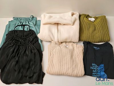 de nombreux types de vêtements différents disposés sur une table