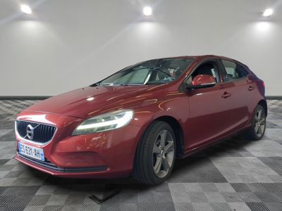 La Volvo V40 rouge est garée sur un sol à damier.