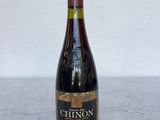 la bouteille de vin est posée sur la table, prête à être remplie
