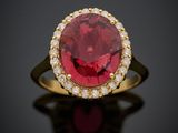 une bague en rubis et diamants