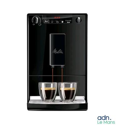La machine est noire et contient deux tasses de café.