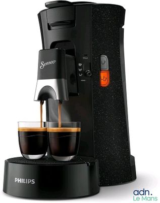 gros plan d'une cafetière avec deux tasses de café
